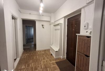 Apartament cu 3 camere decomandat, mobilat în Calea București