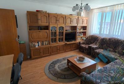 Apartament cu 3 camere semidecomandat în Ozana