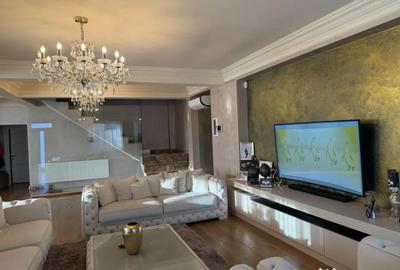 Casă cu 7 camere cu Teren 800 Mp în Central