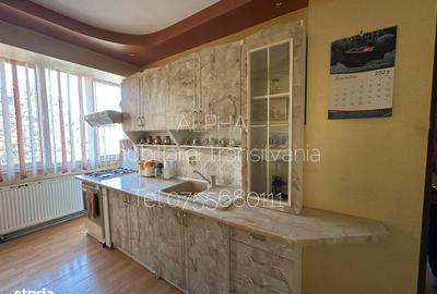 Apartament cu 3 camere semidecomandat în Central
