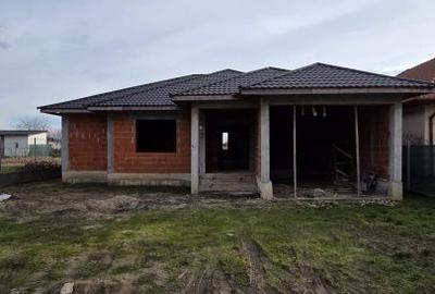 Casă cu 4 camere cu Teren 400 Mp în Central