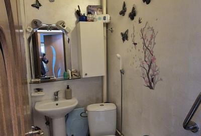 Apartament cu 4 camere decomandat în CET - 6