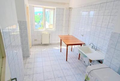 Apartament cu 3 camere, 2 balcoane, 2 bai, boxa subsol -90 mp- Central - 5