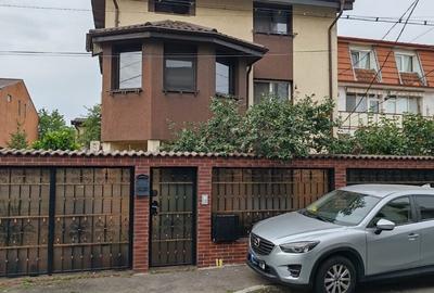 Casă individuală cu 8 camere cu Canalizare în Vitan