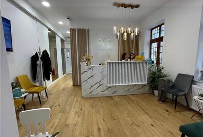 Casă individuală cu 10 camere cu Canalizare în Capitale - 1