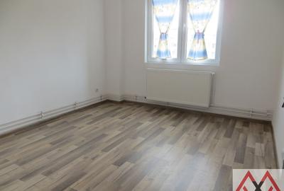 Apartament cu 4 camere semidecomandat în Berceni - 2