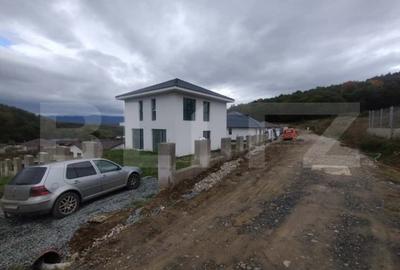 Casa 111 mp,pe 2 nivele cu 4 camere,570 mp teren,zona Valea Jelnei - 1