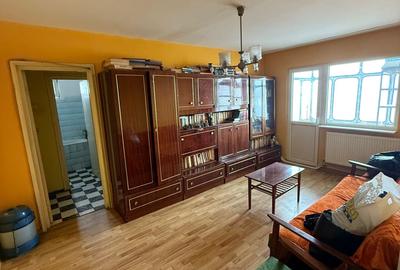 Apartament cu 3 camere semidecomandat în Narcisa - 2