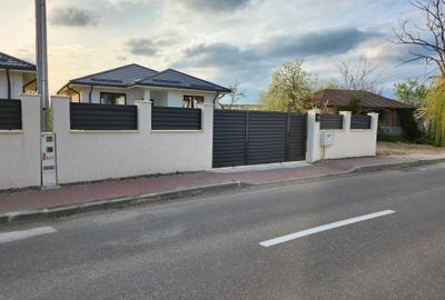 Casă cu 3 camere decomandat în Păulești - 1