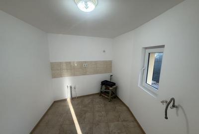 2 corpuri de Casă renovate + teren 125 mp Campina - 14