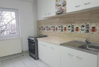 Apartament trei camere, semimobilat, renovat frumos, etaj 3, Mioritei - 6