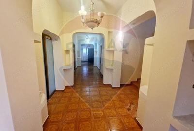 Casă cu 8 camere cu Teren 536 Mp în 1 Mai - 2