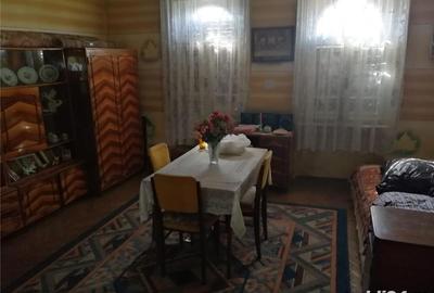 Casă cu 4 camere cu Teren 2900 Mp în Central - 1