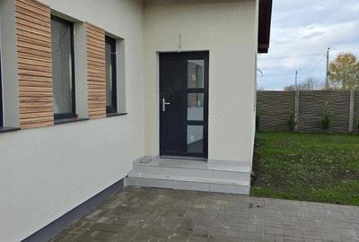 Casă cu 4 camere cu Teren 500 Mp în Moșnița Nouă