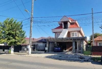 Casă cu 7 camere cu Teren 280 Mp în Central - 2