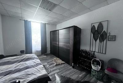 Vand apartament la curte!