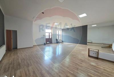 Spațiu comercial, de 179 mp, în Central - 7