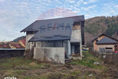 Casă cu 5 camere cu Teren 1782 Mp în Tarcău - 2
