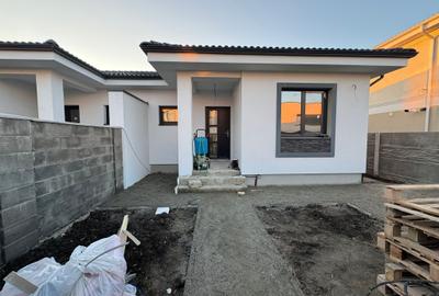 Duplex cu 3 camere cu Canalizare în Moșnița Nouă - 1