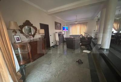 Casă cu 7 camere cu Piscina în Dumbrăvița