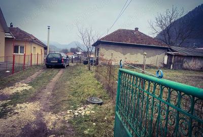 Casa de vanzare in centrul comunei - 1