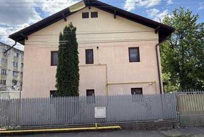 Casă individuală cu 9 camere cu Canalizare în Central - 3