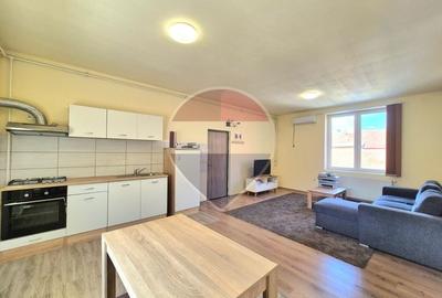 Apartament cu 3 camere semidecomandat, mobilat în Central