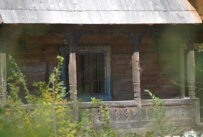 Vand casa la Buru construita traditional din barne de stejar cu tarnat sculptat si interior modern - 4