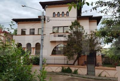 Vila cu 11 camere, 450 mp, teren cu 620 mp, 2 locuri de parcare cu garaj - 2
