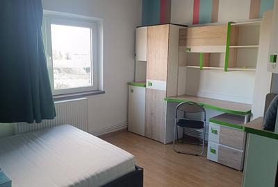 Închiriez apartament cu 2 camere , semidecomandat, mobilat si utilat ,etajul 4 - 4