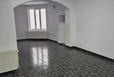 Spațiu comercial, de 80 mp, în Central - 3