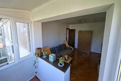 De vanzare apartament cu 3 camere, decomandat, situat in zona Lunei . Apartamentul se afla la etajul - 5