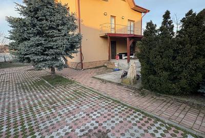 Casă cu 4 camere cu Teren 1000 Mp în Central