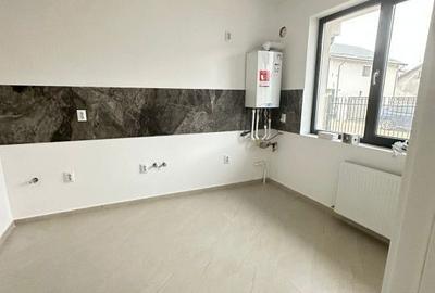 Casă cu 3 camere cu Canalizare în Central - 2