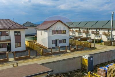 Casă cu 4 camere cu Teren 397 Mp în Tărlungeni - 37