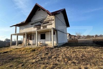 Casa la rosu, cu 3 camere, 120 mp utili, 5000 mp teren, zona Frumoasa