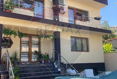 Casa / Vila cu 6 camere de vanzare in zona Central