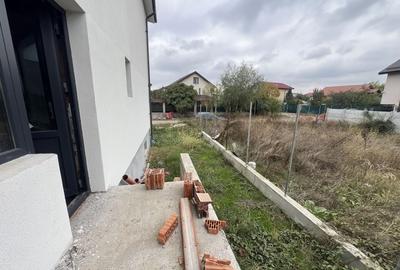 Duplex la gri 175 mp utili 58 mp demisol curte 180 mp  3 bai 3/4 dormitoare - 27