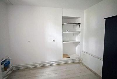 Casă individuală cu 9 camere cu Canalizare în Central - 9