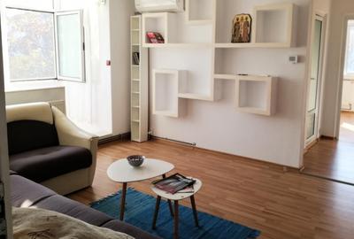 Apartament cu 2 camere semidecomandat, mobilat în Podul de Piatră