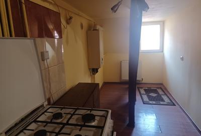 Apartament cu 3 camere decomandat în Schei