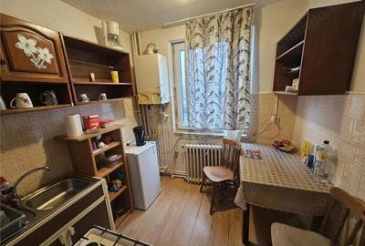 Apartament cu 2 camere decomandat în Micro I - 18