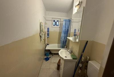 Apartament cu 3 camere semidecomandat în Km 4 - 4