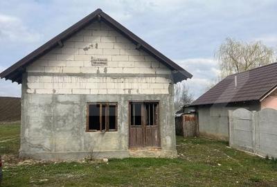 Casă cu 4 camere cu Teren 2200 Mp în Podari - 4