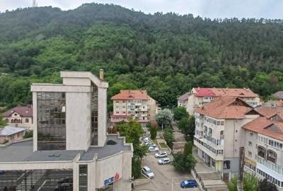 Apartament cu 4 camere decomandat în Central - 1