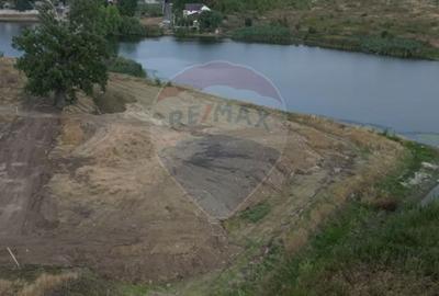Teren Intravilan de Vanzare - 5.000 mp cu Deschidere la Lac. - 1