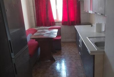 Apartament cu 4 camere decomandat în Văcăresti