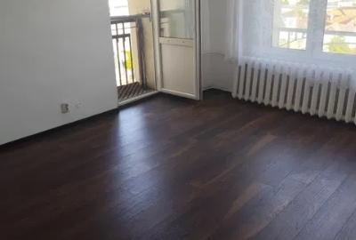 P-ța Muncii metrou, decomandat, doua balcoane inchise,doua debarale,spatios. - 2