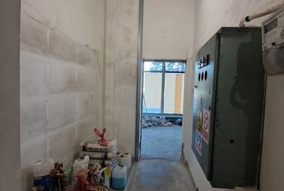 Spatiu comercial vitrina de 20 M - Metrou Eroii Revolutiei S143 - 19