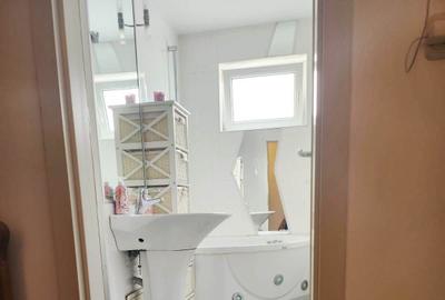 Apartament cu 3 camere decomandat în Tractorul - 8